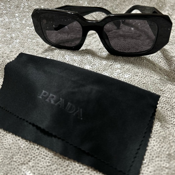 Im selling my black Prada Sunglasses, very great condition, worn a couple times - Picture 1 of 5